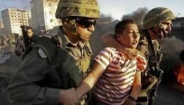 جنديان اسرائيليان يعتقلان طفلاً فلسطينياً