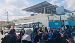يحتجون على قرار إغلاق مدرستهم