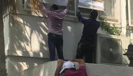 منظاهرين غاضبين يحاصرون مكتب الأونروا في غزة 