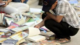 الاف الكتب على الارصفة
