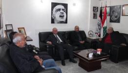 مصطفى حمدان خلال استقباله الوفد الفلسطيني 