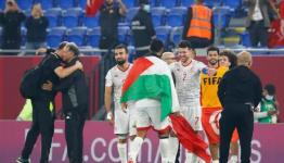 لاعبو منتخب تونس يرفعون العلم الفلسطيني