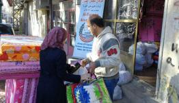توزيع مساعدات في عين الحلوة 