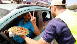 توزيع الحلويات في المخيمات الفلسطينية احتفالا بنصر عملية أسرى جلبوع