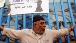 عجوز على أبواب مؤسسات الأونروا 