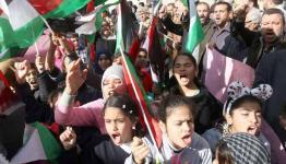 الفلسطينيون يهتفون ضد سياسة الأونروا 