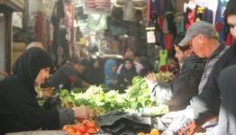 عجوز تشتري حاجتها من سوق الخضار في عين الحلوة