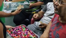  اثناء توزيع الحلوى في شاتيلا 