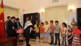 تقديم المساعدات للاطفال الفلسطينيين