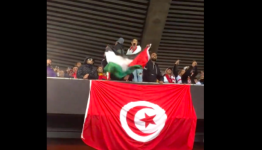 رفع المشجع التونسي علم فلسطين