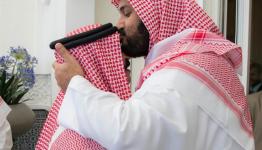 محمد بن سلمان يقبل رأس ملك البحرين