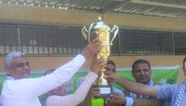 أثناء تسليم كأس الدورة 