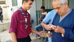 خلال توزيع الحلوى 