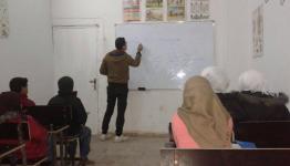 مدرس يشرح للتلاميذ