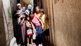 عين الحلوة.. انقطاع الكهرباء يخرج العائلات من بيوتهم