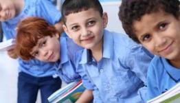 اطفال غزة يحملون كتب الاونروا