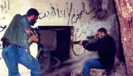 الجنرال محمود طوالبة ومقاتل آخر خلال المعارك