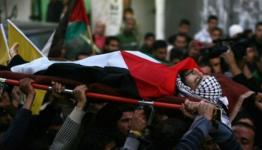 شهيد فلسطيني محمولاً على الأكتاف 