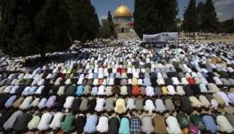 مصلون يؤدون صلاة الجمعة في المسجد الأقصى