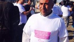 أحد المشاركين في المسيرة