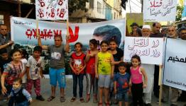 أهالي المخيم يقطعون شارع الطوارئ