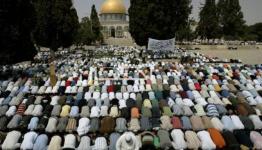 فلسطينيون يؤدون صلاة الجمعة في المسجد الأقصى