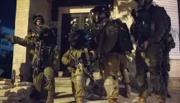 العدو يعتقل ثلاثة مواطنين ويداهم عدة منازل في الخليل