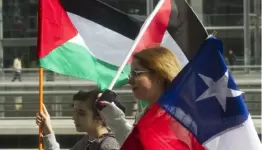 فتاة تشيلية تحمل العلم  الفلسطيني