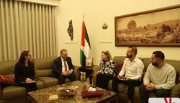 دبور عرض مع رئيسة بعثة الصليب الاحمر الدولي
