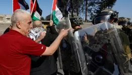 مواجهة بين جيش الاحتلال والعلم الفلسطيني