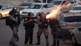 الاحتلال يطلق قنابل الغاز