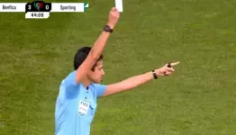 رفع  البطاقة البيضاء