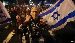 آلاف المتظاهرين الصهاينة في تل أبيب ضد حكومة نتنياهو بن غفير وسموتريتش