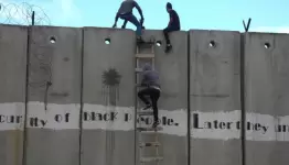 آلاف الفلسطينين يخترقون خط التاماسبين شطري الوطن المحتل