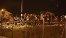 مستوطنون يهاجمون المنازل