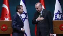الرئيس التركي منحنيا لرئيس كيان العدو الصهيوني
