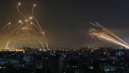 عشرات الصواريخ