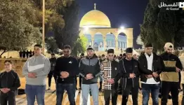 الآلاف يؤدون صلاة الفجر
