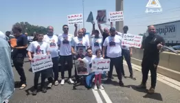 بعض المشاركين في قافلة المركبات تنديدا بجرائم القتل وتعامي السلطة