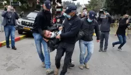 عناصر من شرطة الاحتلال تعتقل شابا فلسطينيا أثناء هبة الكرامة 2021