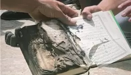 صهاينة يحرقون نسخة من القرآن الكريم.. وأعين المطبعين غافة