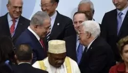 "مصافحة" ع الواقف بين عباس ونتنياهو