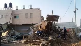 هدم منشأة صناعية بأم الفحم