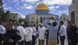 الغزاة يدنسون الأقصى