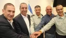 حسين الشيخ و"مشغليه" الضباط الصهاينة