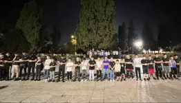 الآلاف يؤدون صلاة الفجر
