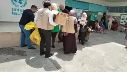 خلال توزيع الطعام على النازحين