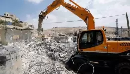 آليات الاحتلال تهدم مبانٍ