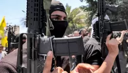 مقاوم فلسطيني ملثم