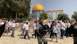 يدنسون الأقصى ويعتدون على المصلين